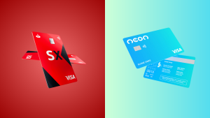 A imagem apresenta dois cartões de crédito Visa lado a lado, representando diferentes instituições financeiras. À esquerda, há o cartão Santander SX, com um design arrojado em vermelho e preto, destacando as iniciais "SX" no centro e a logo do banco Santander na parte superior. O fundo vermelho reforça a identidade visual do cartão. À direita, está o cartão Neon, exibindo um design minimalista em azul-claro, com o nome do titular "Elene Onze" e detalhes sobre atendimento no verso. O fundo azul complementa o estilo moderno do cartão. Ambos os cartões possuem tecnologia de pagamento por aproximação (contactless), refletindo inovação e acessibilidade.