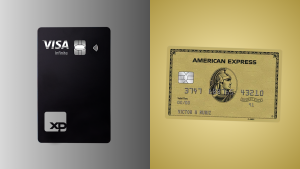A imagem exibe dois cartões de crédito lado a lado, cada um com um design distinto. À esquerda, há um Visa Infinite do banco XP, com um design minimalista e sofisticado, todo preto e com detalhes metálicos, incluindo a logo do XP na parte inferior e a tecnologia de pagamento por aproximação (contactless). À direita, há um American Express Gold, com um visual clássico e luxuoso, na cor dourada e estampado com o icônico gladiador da Amex. O fundo da imagem é dividido em dois tons: cinza para o cartão XP Visa Infinite e dourado para o American Express Gold, reforçando a identidade visual de cada produto financeiro.