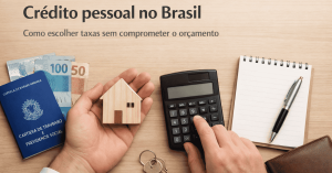 Imagem ilustrativa sobre empréstimo no Brasil mostrando mãos segurando uma miniatura de casa e utilizando uma calculadora, ao lado de carteira de trabalho, notas de real, chaves, bloco de anotações e caneta sobre mesa de madeira, simbolizando planejamento financeiro e análise de taxas antes de contratar um empréstimo.